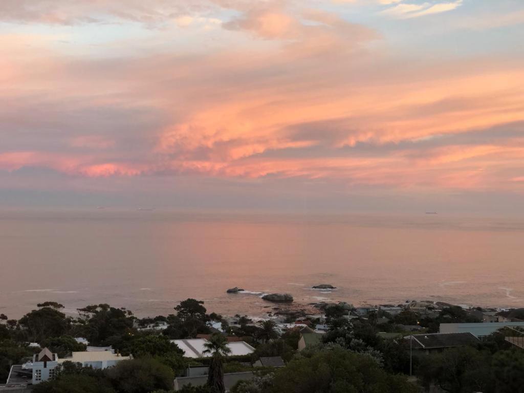 Camps Bay Blue Self-Catering Studios Kaapstad Buitenkant foto