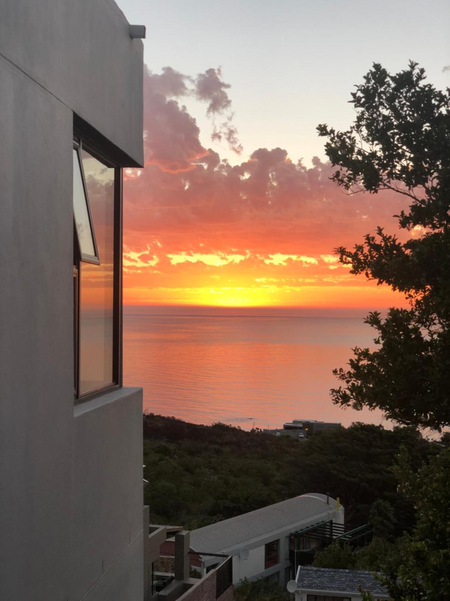 Camps Bay Blue Self-Catering Studios Kaapstad Buitenkant foto