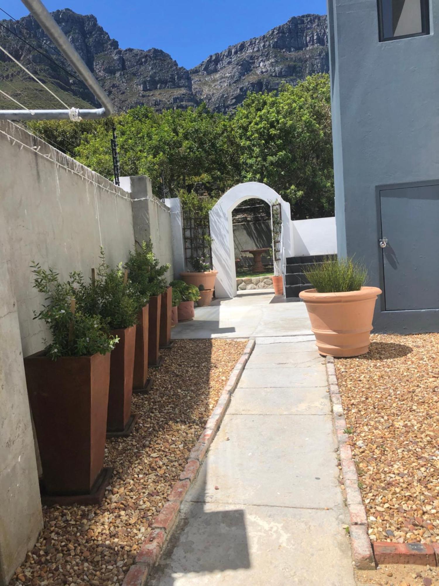 Camps Bay Blue Self-Catering Studios Kaapstad Buitenkant foto