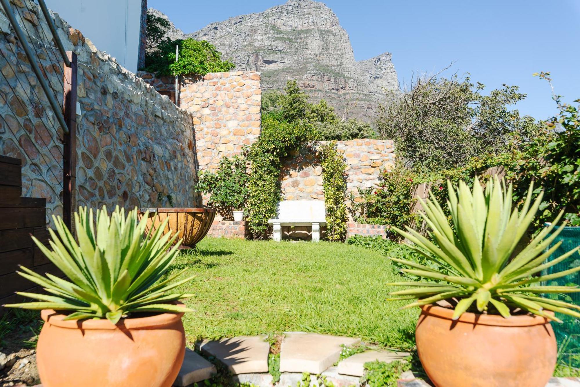 Camps Bay Blue Self-Catering Studios Kaapstad Buitenkant foto